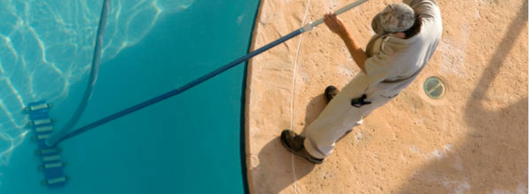 hombre limpiando una piscina